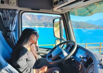 Αιτωλ/νία: Η Καρολίνα Τσεκούρα, ένα νέο κορίτσι με όρεξη για το επαγγελματικό τιμόνι και το φορτηγό