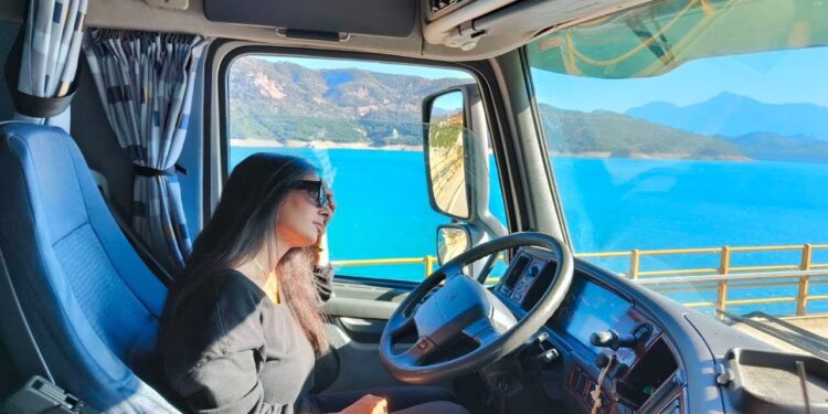 Αιτωλ/νία: Η Καρολίνα Τσεκούρα, ένα νέο κορίτσι με όρεξη για το επαγγελματικό τιμόνι και το φορτηγό