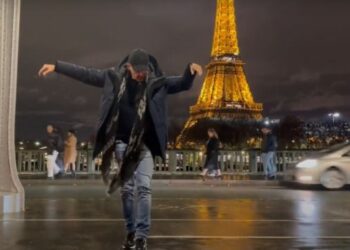 Νίκος Αλιάγας: Χορεύει στον Πύργο του Άιφελ παραδοσιακό χορό από τα Σταμνά Αιτωλ/νίας