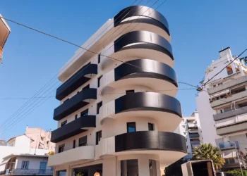 Αγρίνιο: Το πιο viral κτίριο της χώρας- Έχει μία πισίνα και τα διαμερίσματα έγιναν ανάρπαστα!