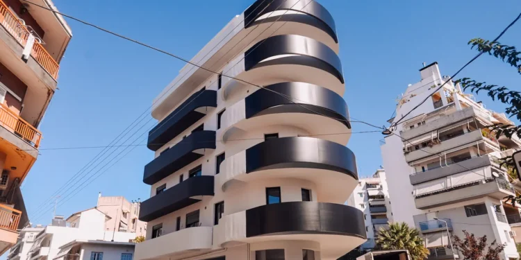 Αγρίνιο: Το πιο viral κτίριο της χώρας- Έχει μία πισίνα και τα διαμερίσματα έγιναν ανάρπαστα!