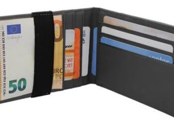 Μαθητής έδωσε μαθήματα τιμιότητας παραδίδοντας πορτοφόλι που βρήκε στο δρομολόγιο Μακρυνεία-Αγρίνιο