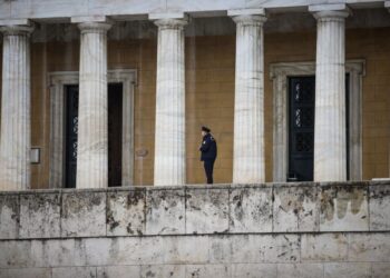 Συνελήφθη αστυνομικός της Βουλής – Τον κατήγγειλε για βιασμό των παιδιών τους η σύζυγος