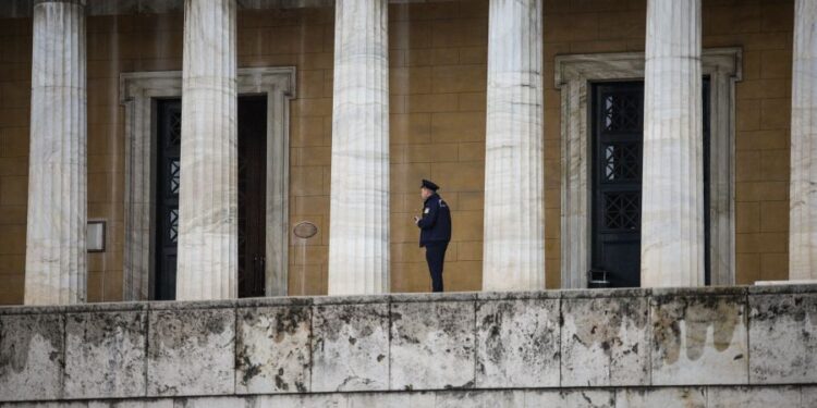 Συνελήφθη αστυνομικός της Βουλής – Τον κατήγγειλε για βιασμό των παιδιών τους η σύζυγος