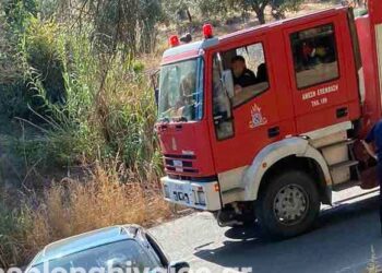 Σοκαριστικό τροχαίο στo Αιτωλικό – Αυτοκίνητο καρφώθηκε σε δέντρο