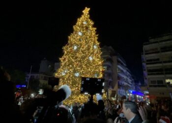 Αγρίνιο-Φωταγωγήθηκε το Χριστουγεννιάτικο δέντρο