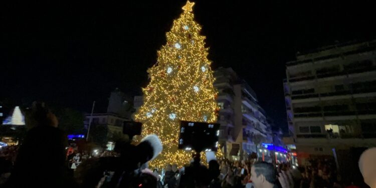 Αγρίνιο-Φωταγωγήθηκε το Χριστουγεννιάτικο δέντρο
