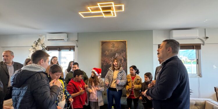 Έψαλαν τα κάλαντα στον Δήμαρχο Μεσολογγίου οι μαθητές του Δημητρούκειου