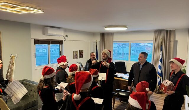 Είπε τα κάλαντα στον Δήμαρχο Ιερής Πόλης Μεσολογγίου ο Μουσικός Όμιλος «Ιωσήφ Ρωγών»