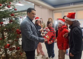 Εκπαιδευόμενοι των Ε.Ε.Ε.Κ με μαθητές του Μουσικού Σχολείου Αγρινίου είπαν τα κάλαντα στο Δήμαρχο