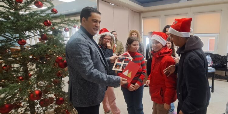 Εκπαιδευόμενοι των Ε.Ε.Ε.Κ με μαθητές του Μουσικού Σχολείου Αγρινίου είπαν τα κάλαντα στο Δήμαρχο