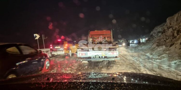 Οδηγοί κόλλησαν στο χιόνι γιατί δεν είχαν αλυσίδες – Ουρά χιλιομέτρων στην Αράχωβα