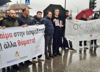 Αγρίνιο:Υπό βροχή η διαμαρτυρία στον κόμβο Σταδίου-Συγκλονίζει η μάνα που έχασε τα δύο παιδιά της