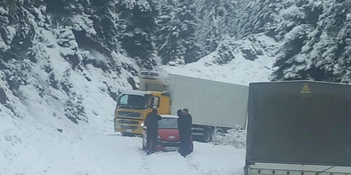 Δίπλωσε νταλίκα λόγω χιονιού στα ορεινά της Αιτωλοακαρνανίας