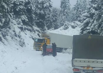 Δίπλωσε νταλίκα λόγω χιονιού στα ορεινά της Αιτωλοακαρνανίας