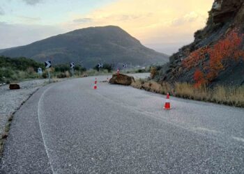 Αγρίνιο -Καρπενήσι: Από το ένα ρεύμα η κυκλοφορία στο 26ο χλμ λόγω πτώσης βράχου