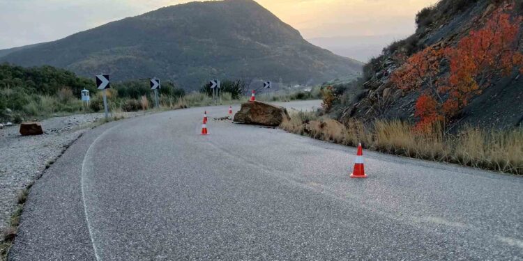 Αγρίνιο -Καρπενήσι: Από το ένα ρεύμα η κυκλοφορία στο 26ο χλμ λόγω πτώσης βράχου