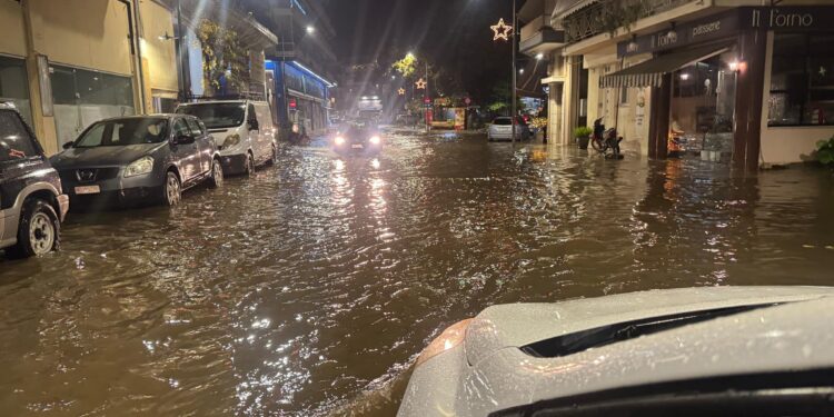 Αγρίνιο: Πλημμύρες και προβλήματα από την βροχή στην πόλη και σε χωριά