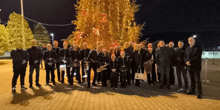 Φωταγωγήθηκε το χριστουγεννιάτικο δέντρο στην Αμφιλοχία (ΕΙΚΟΝΕΣ)