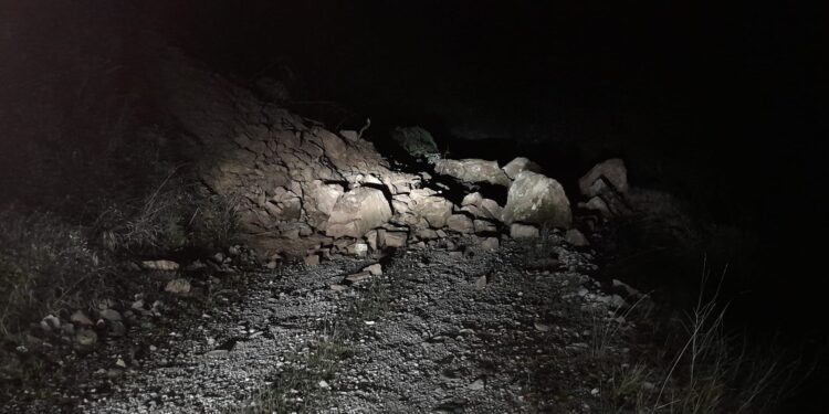 Κλειστός ο Δρόμος από Αμβρακιά- Αργυρό Πηγάδι Θέρμου λόγω πτώσης βράχων