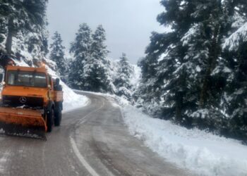 Στα λευκά ορεινές περιοχές στην Αιτωλ/νία-Μηχανήματα της Περιφέρειας καθαρίζουν το οδικό δίκτυο