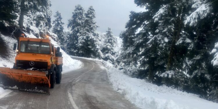 Στα λευκά ορεινές περιοχές στην Αιτωλ/νία-Μηχανήματα της Περιφέρειας καθαρίζουν το οδικό δίκτυο