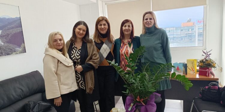 ΣΥΛΛΟΓΟΣ ΕΚΠ/ΚΩΝ Π.Ε.ΑΓΡΙΝΙΟΥ – ΘΕΡΜΟΥ«ΚΟΣΜΑΣ Ο ΑΙΤΩΛΟΣ»: Προσφορά δώρων στον Ξενώνα Φιλοξενίας Κακοποιημένων Γυναικών Αγρινίου