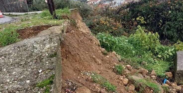 Kατολίσθηση τοιχίου στήριξης σε δρόμο της Κατούνας λόγω κακοκαιρίας-Η δημοτική αρχή παρούσα για την επίλυση του προβλήματος