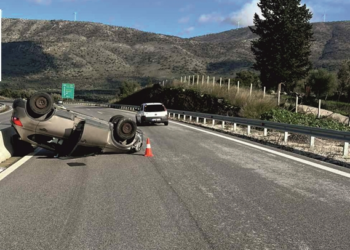 Σοβαρό τροχαίο στην Αμβρακία Οδό: Αυτοκίνητο τουμπάρισε και εγκλωβίστηκε οδηγός