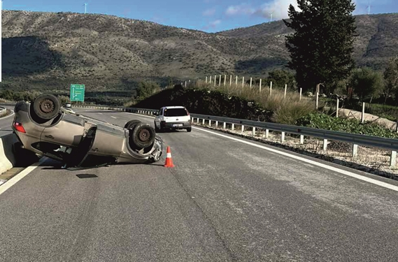 Σοβαρό τροχαίο στην Αμβρακία Οδό: Αυτοκίνητο τουμπάρισε και εγκλωβίστηκε οδηγός