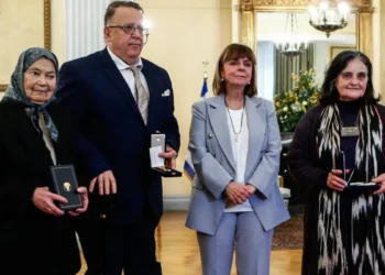 «Λύγισε» η Κατερίνα Σακελλαροπούλου μπροστά στην Μεσολογγίτισσα που δώρισε ασθενοφόρο – Ο Χρυσός Σταυρός και τα τιμώμενα πρόσωπα