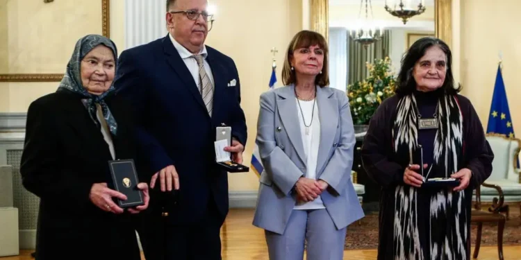 «Λύγισε» η Κατερίνα Σακελλαροπούλου μπροστά στην Μεσολογγίτισσα που δώρισε ασθενοφόρο – Ο Χρυσός Σταυρός και τα τιμώμενα πρόσωπα