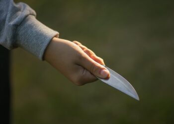 Αγρίνιο: 8χρονος κυκλοφορούσε με μαχαίρι – Το πέταξε όταν είδε αστυνομικούς