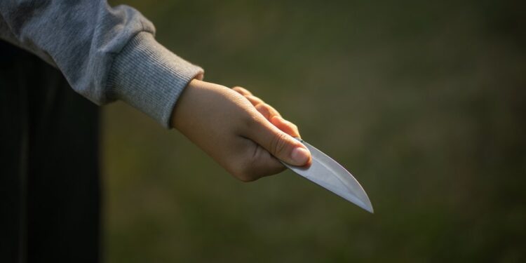 Αγρίνιο: 8χρονος κυκλοφορούσε με μαχαίρι – Το πέταξε όταν είδε αστυνομικούς