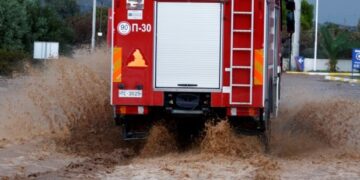 Αγρίνιο: 28 κλήσεις, 8 αντλήσεις υδάτων και  5 μεταφορές ατόμων σε ασφαλή σημεία από τη Πυροσβεστική