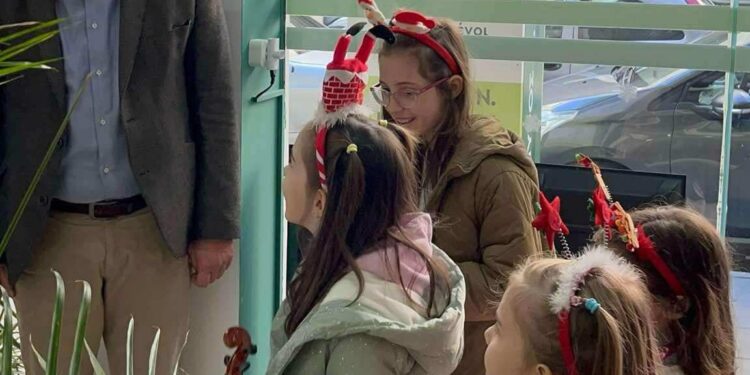 Τα γραφεία της περιφερειακής παράταξης «Νέα Δυτική Ελλάδα» μετατράπηκαν σε εορταστικό «στέκι»