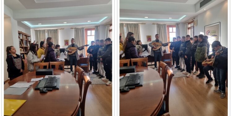 Τα κάλαντα στο Δημαρχείο Ξηρομέρου από μαθητές της ΣΤ’ τάξης του Δημοτικού Σχολείου Αστακού