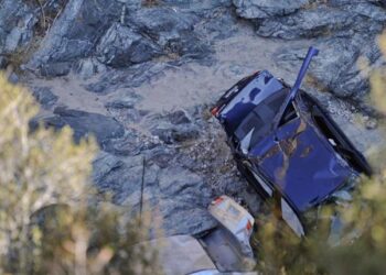 Ορεινή Ναυπακτία: Αυτοκίνητο με τρεις Αγρινιώτες έπεσε σε γκρεμό