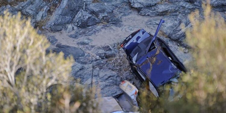 Ορεινή Ναυπακτία: Αυτοκίνητο με τρεις Αγρινιώτες έπεσε σε γκρεμό