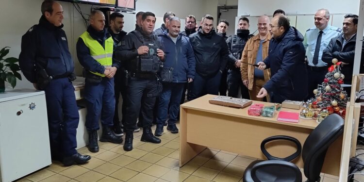 Αγρίνιο-Οι αστυνομικοί έκοψαν Βασιλόπιτα: “Το 2025 να είναι ασφαλές για όλους τους συμπολίτες μας”