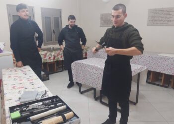 Αγρίνιο: Ο ΣΕΦ Κωνσταντίνος Σχίζας μαγειρεύει για τους νέους διασωστες Αγίου Δημητρίου και για τα συσσίτια