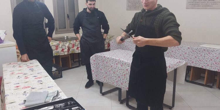 Αγρίνιο: Ο ΣΕΦ Κωνσταντίνος Σχίζας μαγειρεύει για τους νέους διασωστες Αγίου Δημητρίου και για τα συσσίτια