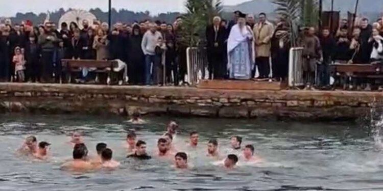 Βόνιτσα: Με λαμπρότητα και με τη συμμετοχή πλήθος πιστών εορτάστηκαν τα Θεοφάνια