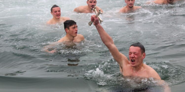 Η Αμφιλοχία γιόρτασε τα Θεοφάνεια!-Ο Ερμής Κατσικοκέρης έπιασε το Σταυρό!