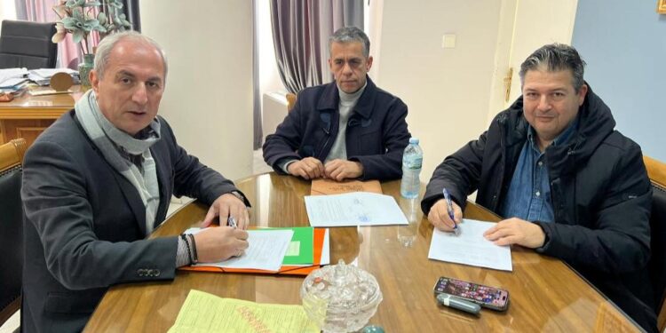 Υπογράφτηκε η σύμβαση για την αναβάθμιηση του γηπέδου ποδοσφαίρου Πετροχωρίου Θέρμου