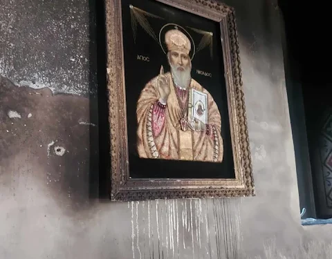 Ξηρόμερο: Συγκλονιστικές φωτογραφίες από την εικόνα του Αγίου Νικολάου, μετά τη φωτιά στην εκκλησία