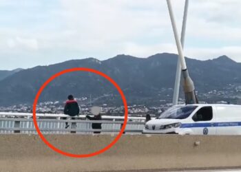 Άνδρας έπεσε από την Γέφυρα Ρίου Αντιρρίου – βίντεο λίγο πριν από την πτώση
