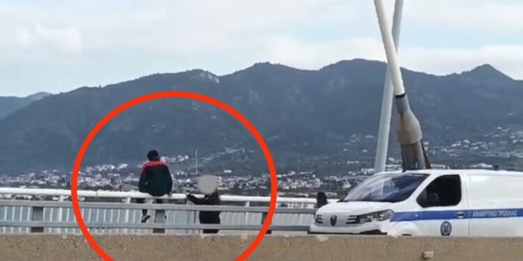 Άνδρας έπεσε από την Γέφυρα Ρίου Αντιρρίου – βίντεο λίγο πριν από την πτώση