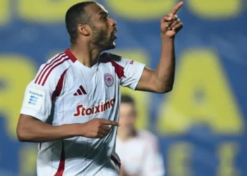 Ένταση με Καραπαπά στο γήπεδο Παναιτωλικού μετά το πέναλτι του Ολυμπιακού