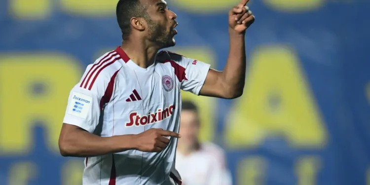 Ένταση με Καραπαπά στο γήπεδο Παναιτωλικού μετά το πέναλτι του Ολυμπιακού